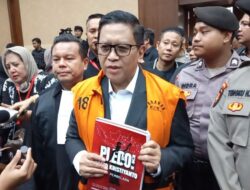 Hasto Memamerkan Buku Pleidoi Tulisan Sendiri di Pengadilan