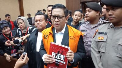 Hasto Memamerkan Buku Pleidoi Tulisan Sendiri di Pengadilan