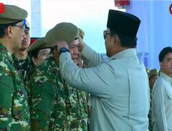 Moment Prabowo Stand Out Fixing Cak Imin and DPD Chairman’s Beret during Military Honor Ceremony