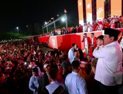 Momen Emosional Prabowo di Karnaval HUT ke-80 RI: Pelukan dan Cium Anak-anak