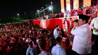 Momen Emosional Prabowo di Karnaval HUT ke-80 RI: Pelukan dan Cium Anak-anak