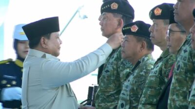 Sjafrie Sjamsoeddin dan Ali Sadikin Terima Anugerah Jenderal Kehormatan