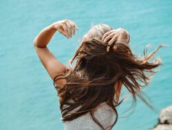 7 Penyebab Rambut Kering dan Solusinya