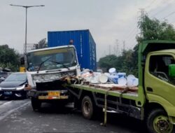 Tabrakan Sopir Truk Mengantuk di Tol Pluit Jakarta Utara